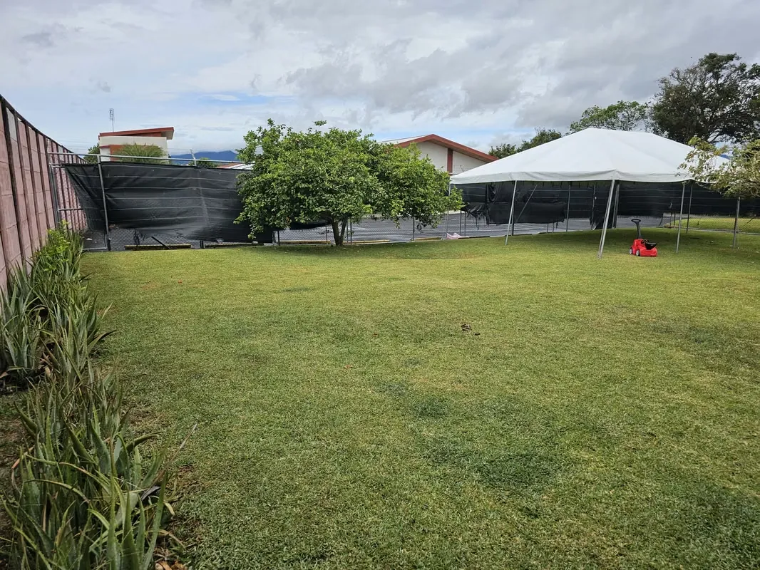 La propiedad cuenta con un terreno de 552 m2, con un frente a calle pública de 10,11 metros ...
