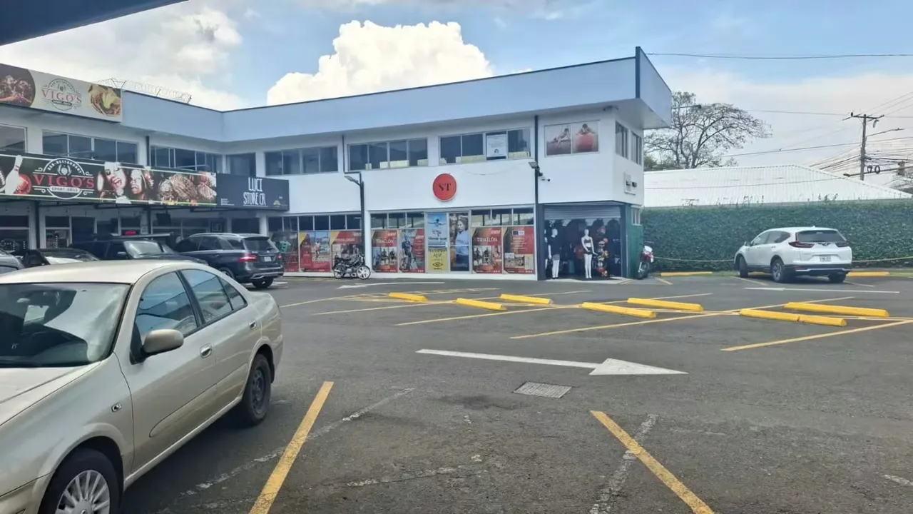 These include a pharmacy, beauty salon, restaurants, sportswear stores, and dance and music schools.