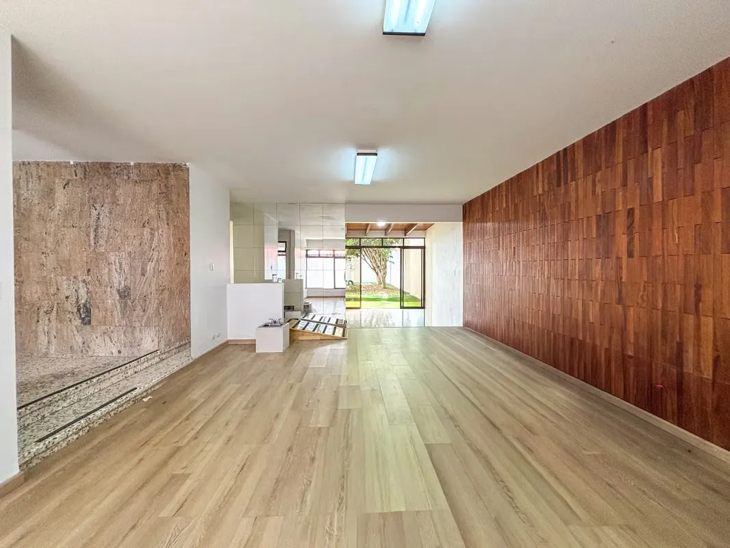 One-story house with large spaces, ideal for commerce due to its strategic location and facilities.
