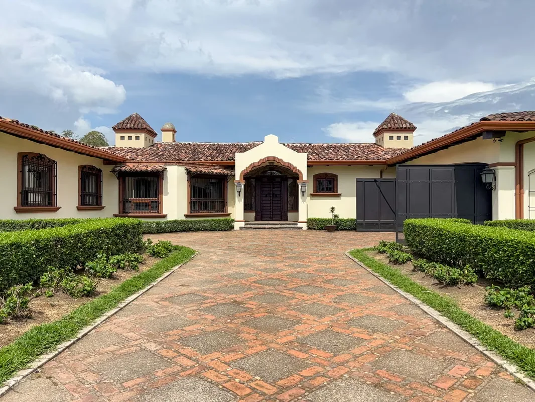 Discover this elegant and spacious single-level colonial-style house, located in one of the most exclusive areas of ...