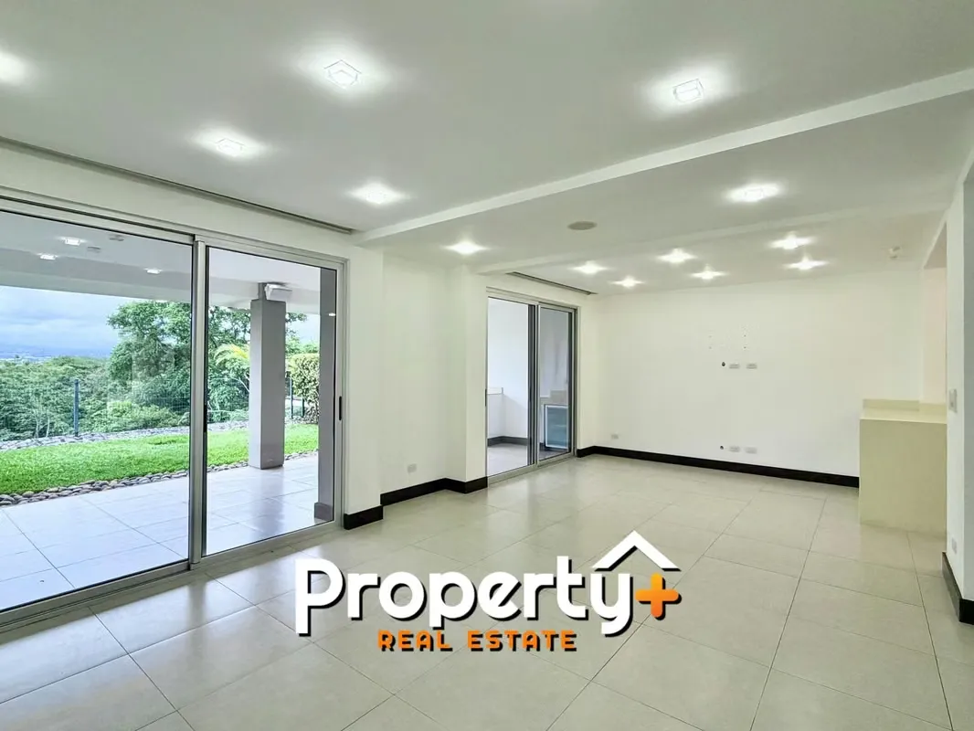 Situado en el codiciado barrio de Jaboncillos, Escazú, este moderno y elegante condominio cuenta con vistas al valle y a la montaña.