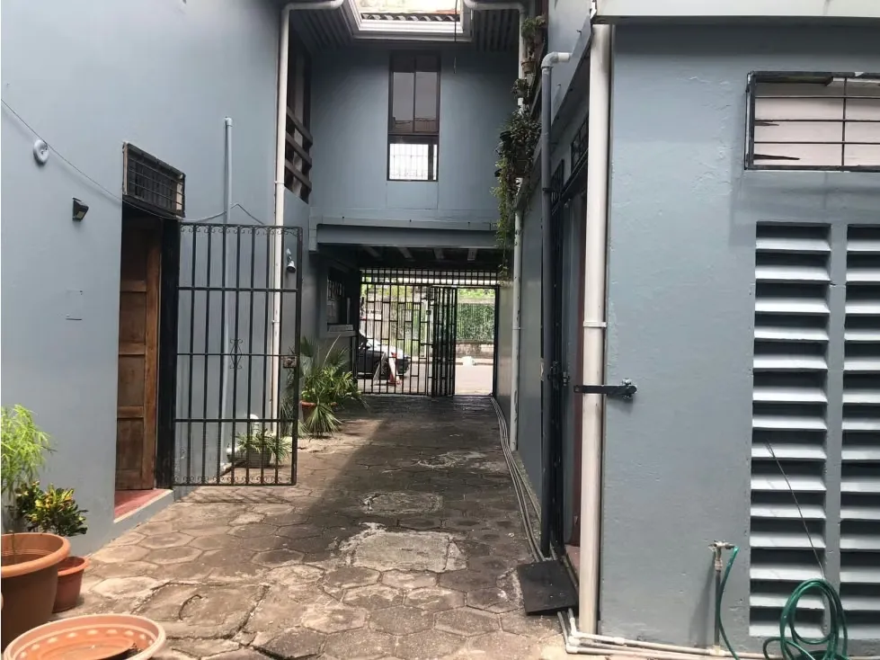 Se pone a la venta una propiedad ubicada en Puntarenas que incluye un edificio con tres locales comerciales en la planta baja ...