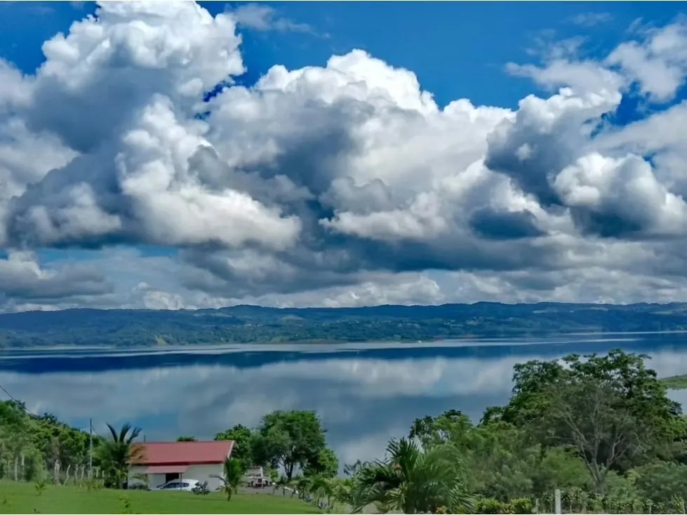 Este complejo se encuentra construido en un terreno que mide 5,003 m² (1.24 acres), ubicado en un ...