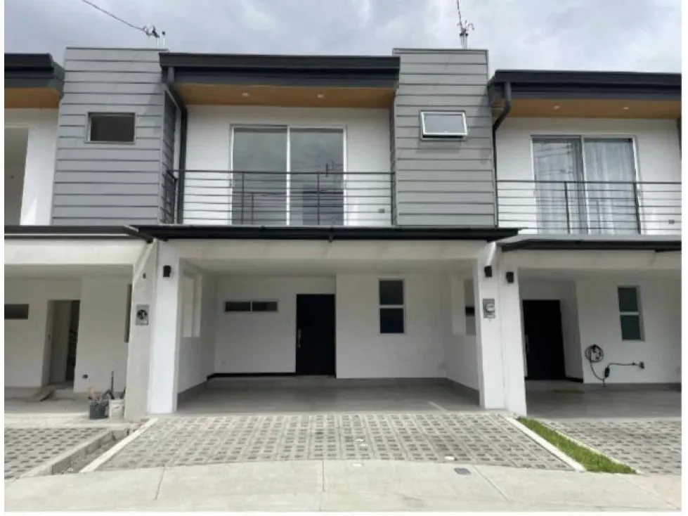 ¡Disfruta de la vida en un hermoso condominio en la zona de Desamparados, en San José! Con una construcción de 155 M2 ...