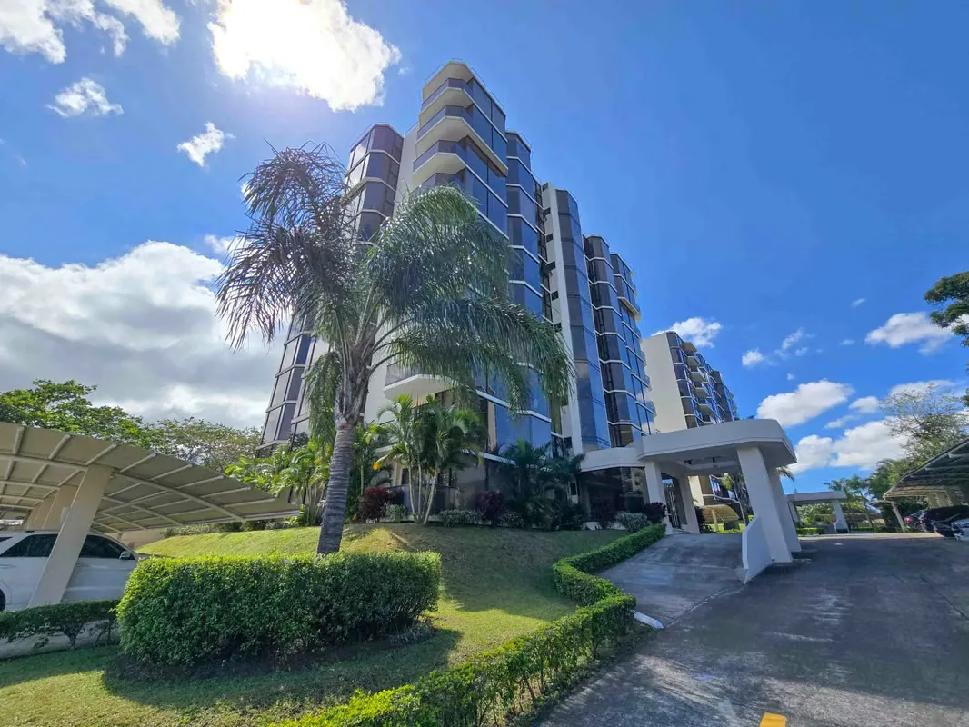 Beautiful condo located on the 2nd floor, all on one level, offering 315 m² of construction with bright and generous spaces.