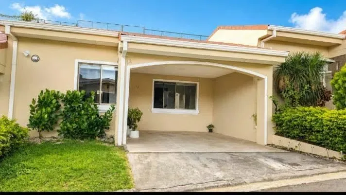 Se alquila casa de un piso semi amueblada en Condominio Cipreses -Curridabat