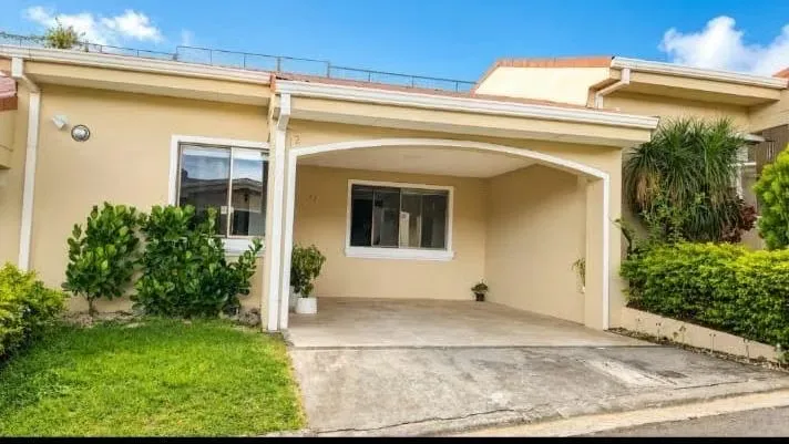 Casa en Cipreses/semi amueblada-un piso-condominio