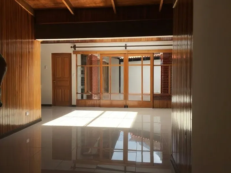 Ubicada en uno de los residenciales más tranquilos y seguros de Cartago, esta amplia propiedad combina espacio, funcionalidad y una ubicación estratégica ...