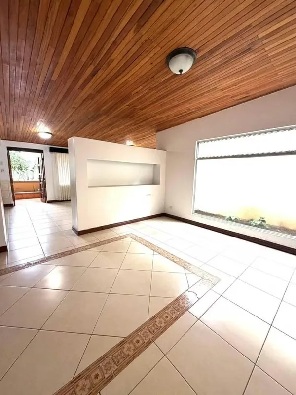 Amplia casa de un piso en La Pacífica en San Francisco de Dos Ríos! Excelente ubicación, barrio seguro y tranquilo.