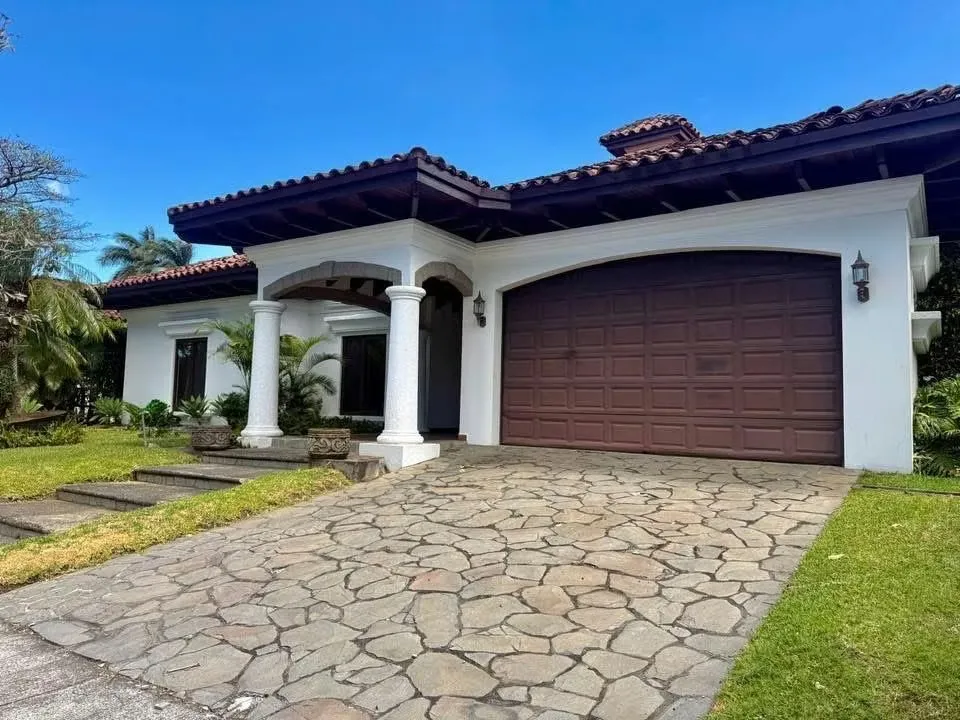 Elegancia, amplitud y distinción en una de las comunidades más exclusivas de Costa Rica.