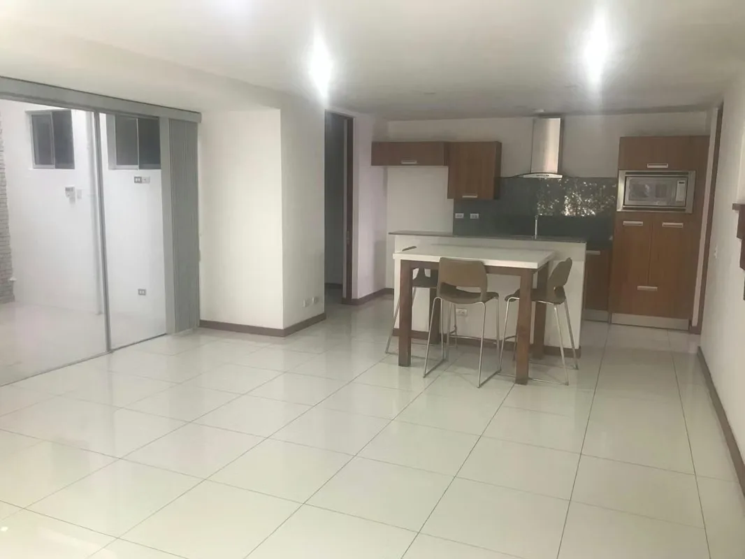Venta Lujoso Condominio en Santa Ana para inversión.