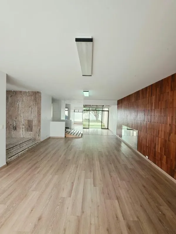 Amplia propiedad de más de 400 m², ubicada en una de las zonas más exclusivas y estratégicas del país. Ideal ...