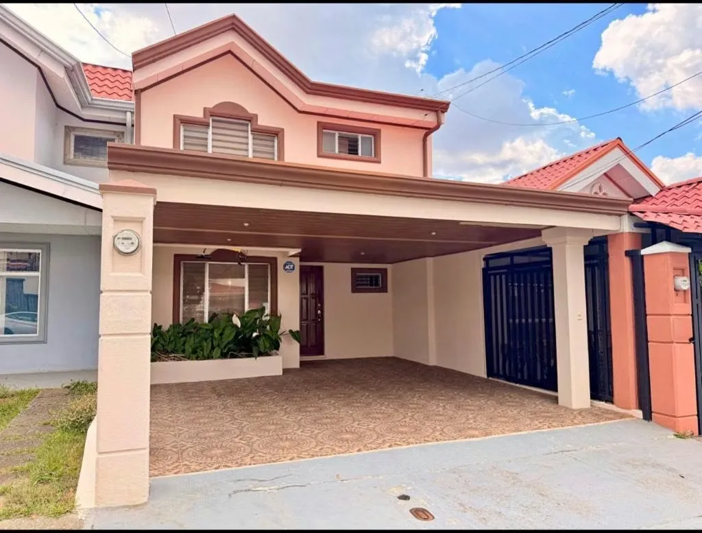 Hermosa casa de 3 cuartos amplios y 2 1/2 baños cocina equipada, sala, terraza, comedor, parqueo para 2 vehículos, lugar seguro y cerca de centros comerciales, hospital de Heredia y ...