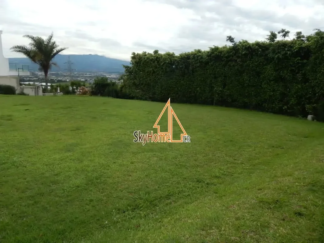 Le presentamos esta excelente oportunidad de inversión: un lote completamente plano de aproximadamente 2.600m², ubicado en una colina con una impresionante vista panorámica de la ...