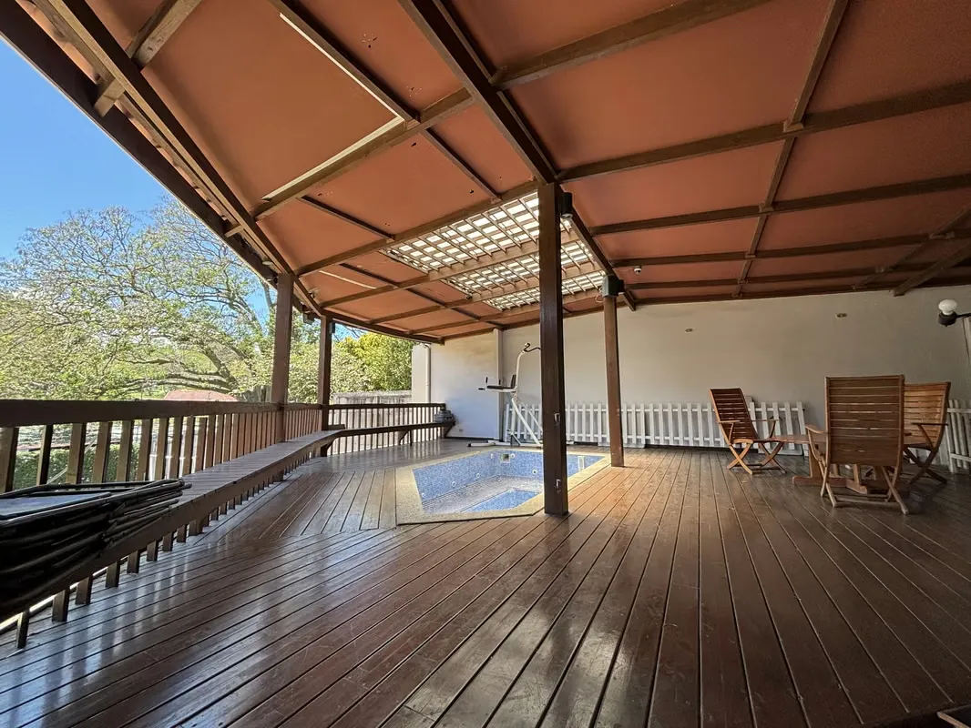 Beautiful detached house in an exclusive area of Escazú, very close to Guachipelín. Surrounded by nature and designed to offer spaciousness, ...