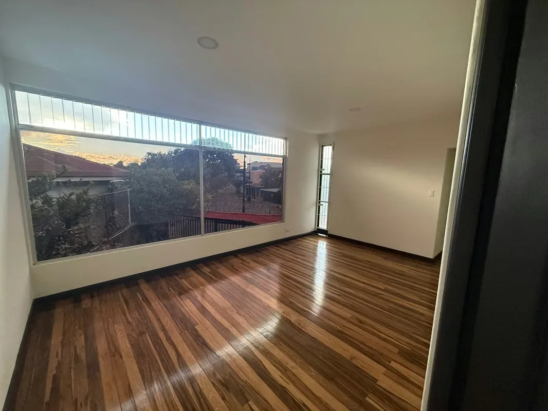 Se alquila amplio apartamento en segundo piso, a 100 metros de la Universidad de las Ciencias y las Artes en el centro de San José. — photo 2
