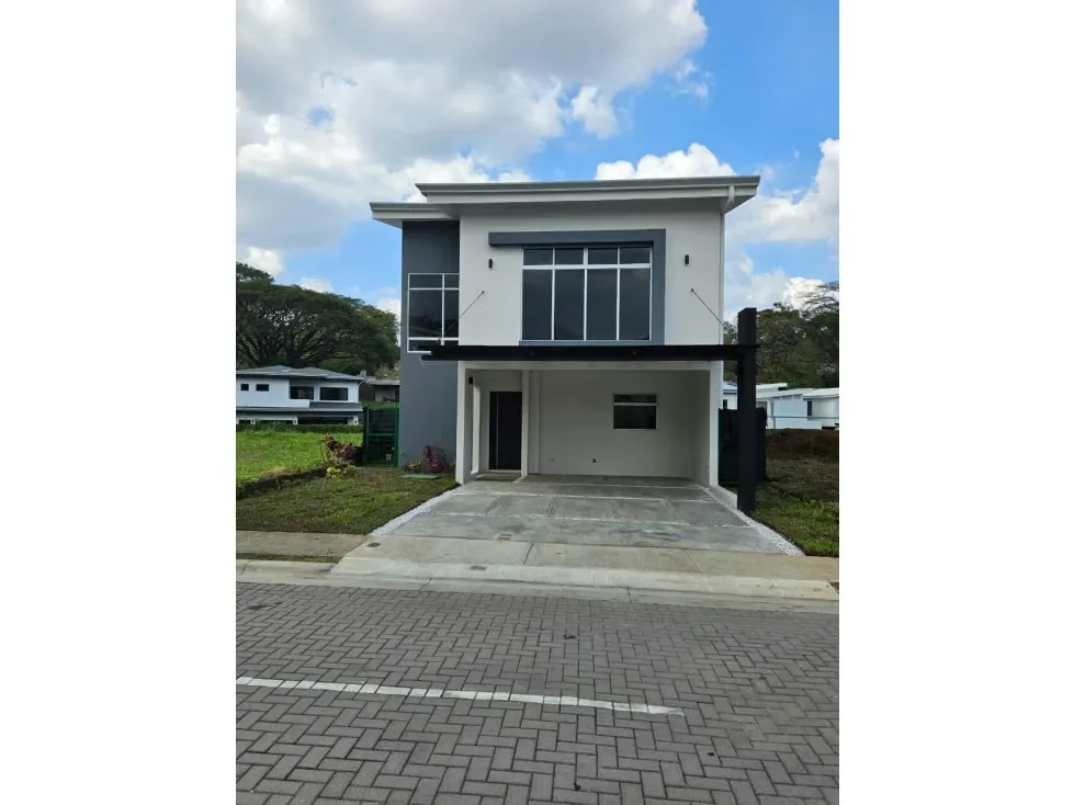 Casa moderna en alquiler en exclusivo condominio: