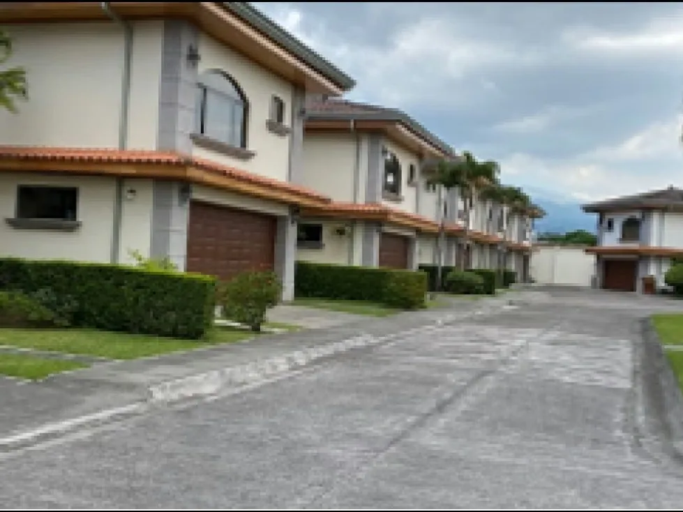 Ubicada en una de las zonas residenciales más exclusivas y cotizadas del este de San José, esta elegante propiedad combina amplitud, confort, privacidad y acabados de alta calidad. ... — photo 3