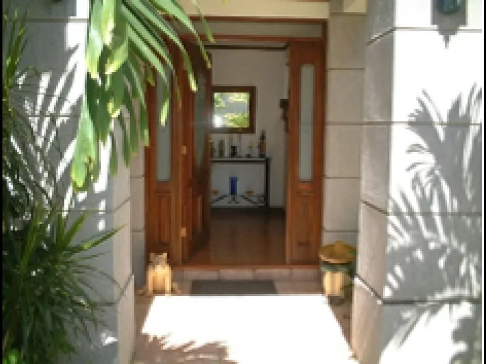 Ubicada en una de las zonas residenciales más exclusivas y cotizadas del este de San José, esta elegante propiedad combina amplitud, confort, privacidad y acabados de alta calidad. ... — photo 4