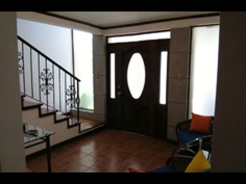 Ubicada en una de las zonas residenciales más exclusivas y cotizadas del este de San José, esta elegante propiedad combina amplitud, confort, privacidad y acabados de alta calidad. ... — photo 5