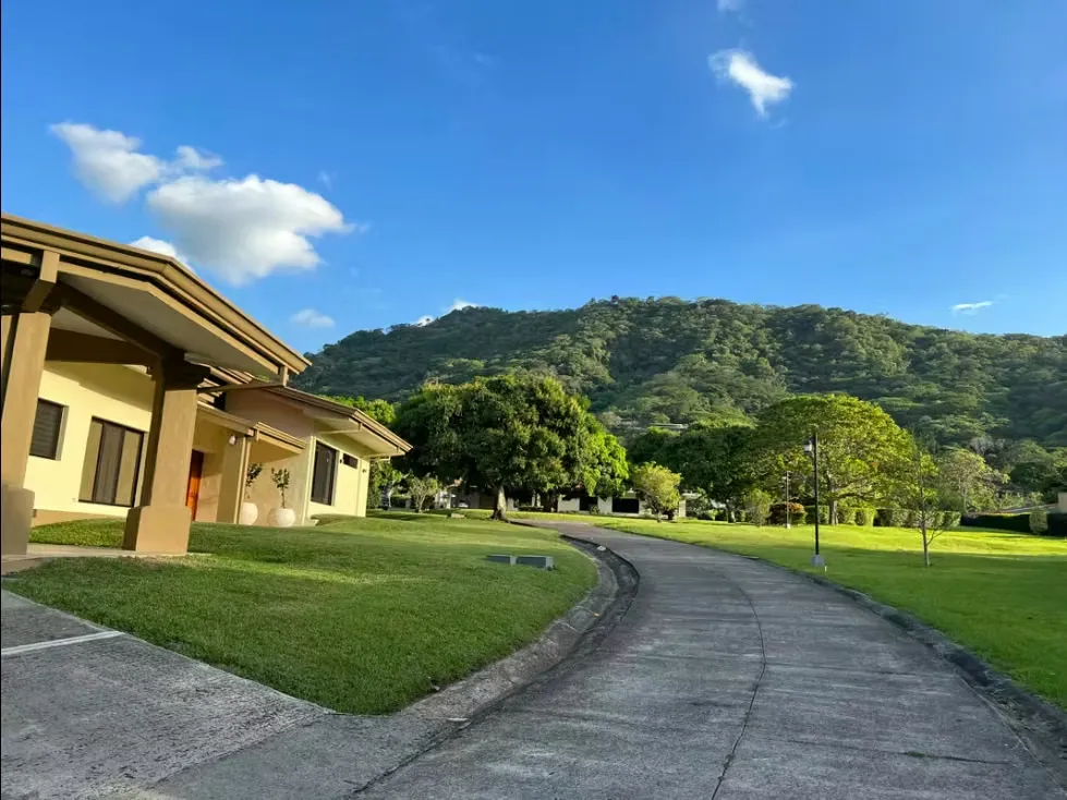 SALE OF BEAUTIFUL LUXURY HOUSE, PIETY OF SANTA ANA 4125 (GC)