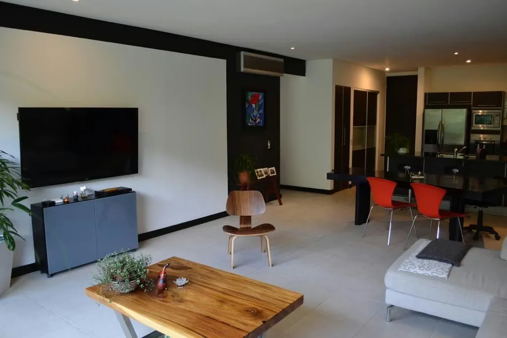 In Santa Ana, I offer you a comfortable apartment with spacious areas, with a view of the forest, in a quiet condominium, near the center of Santa Ana and Escazú. With good materials ...