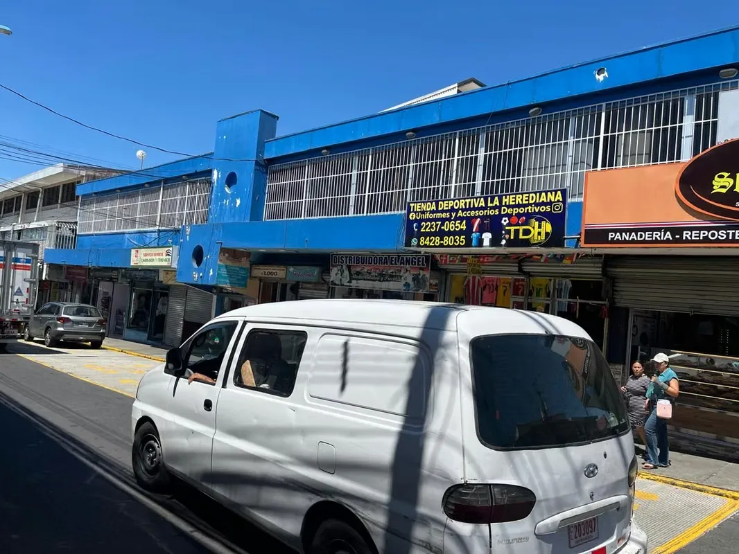 Second plant of 300 m2 in the pure center of Heredia, with divisions for offices or classrooms