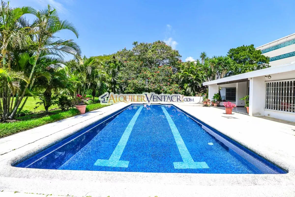 CASA DE UN NIVEL CON PISCINA PROPIA Y 2.200 M2 LOTE X MULTIPLAZA ESCAZU