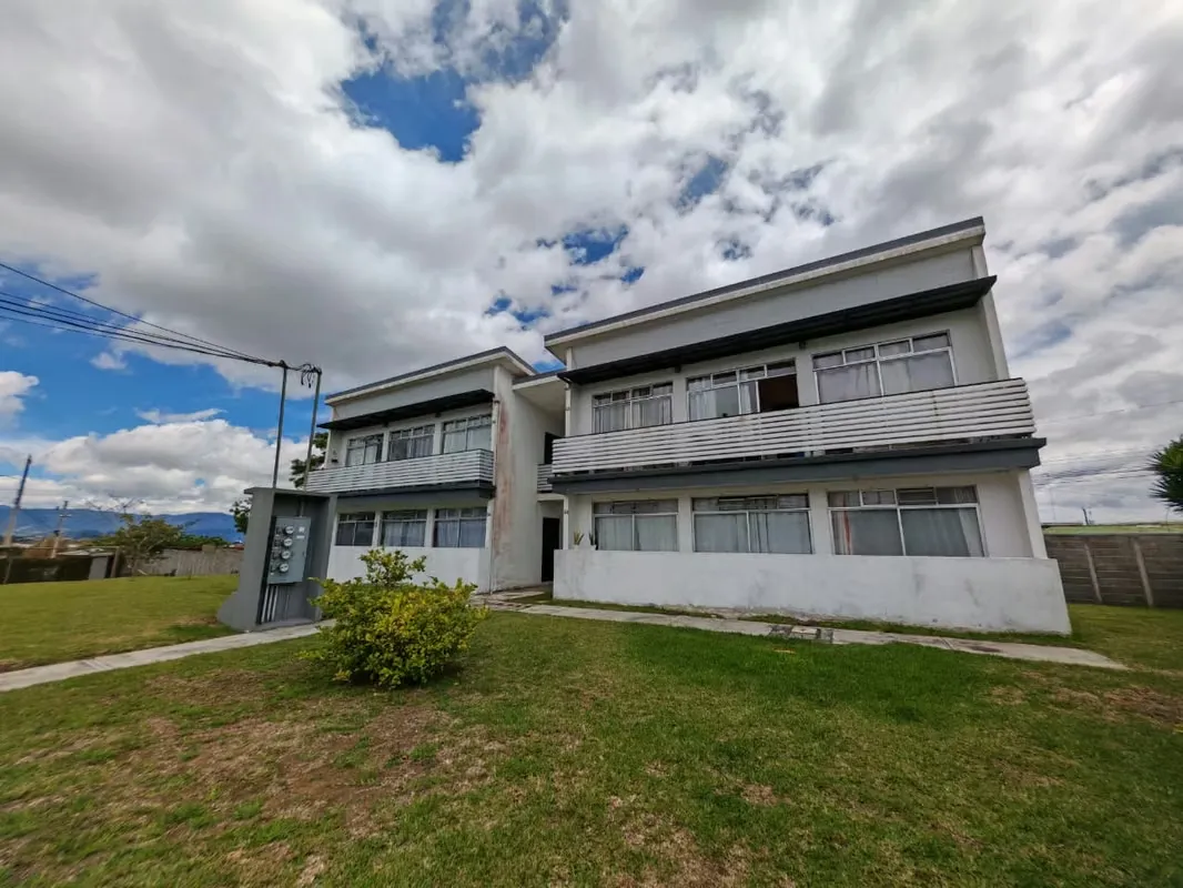 Apartamento en venta con amplia terraza en condominio Las Brumas, Moravia