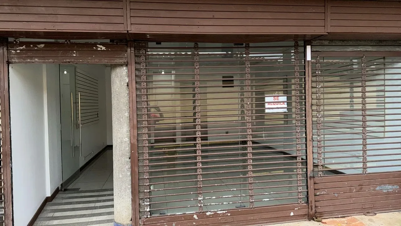 Se alquila local comercial ideal para establecer un consultorio u oficina, está ubicado cerca de la oficina de Correos.