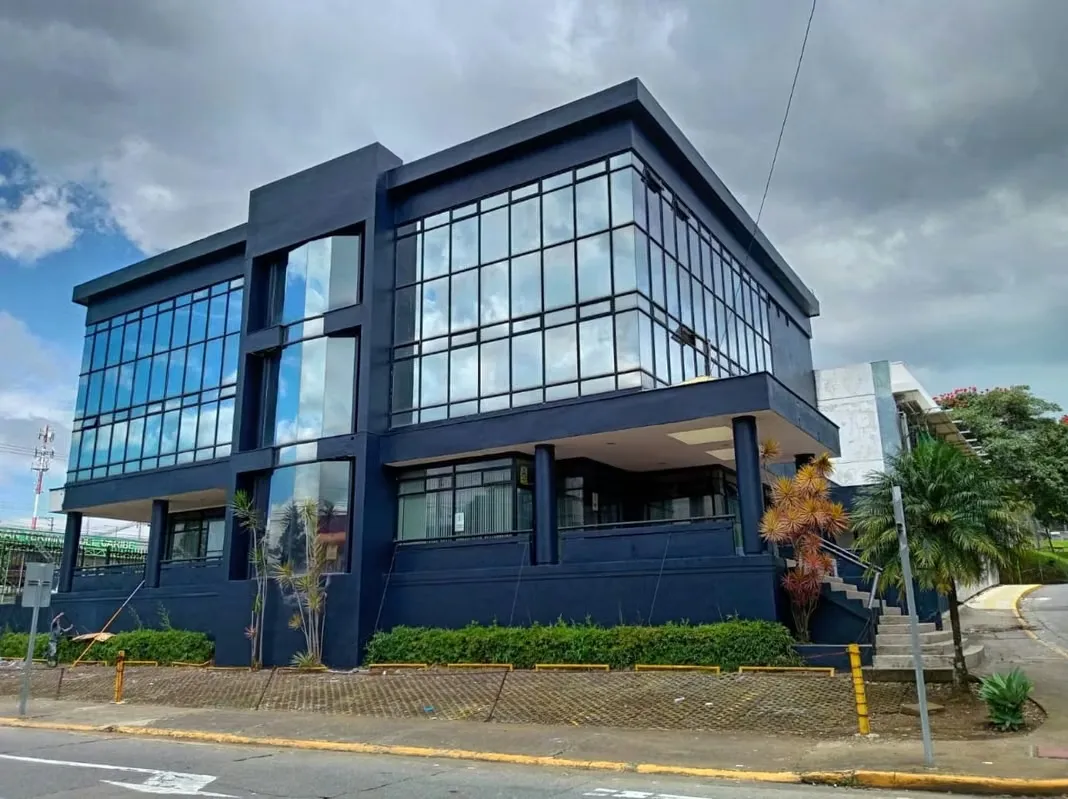 Commercial Building For Rent In Tournon Neighborhood With 3 Floors With Elevator.