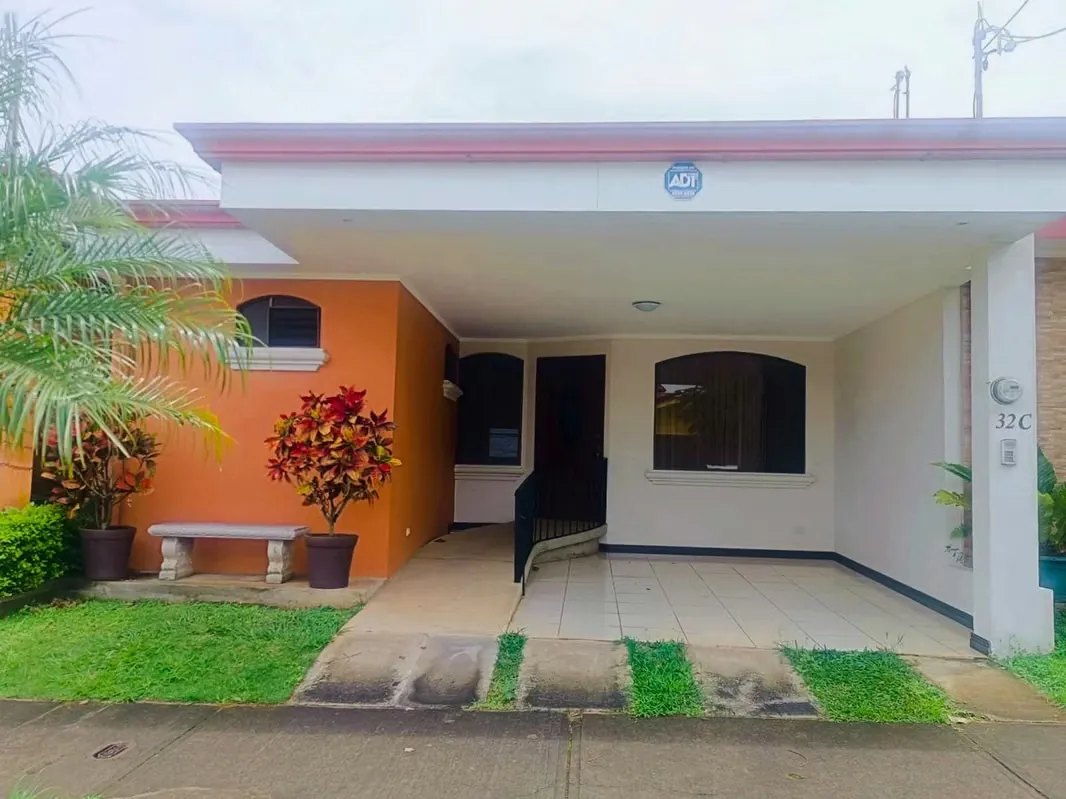 Alquiler de casa de una planta con terraza y patio en condominio Agua Clara