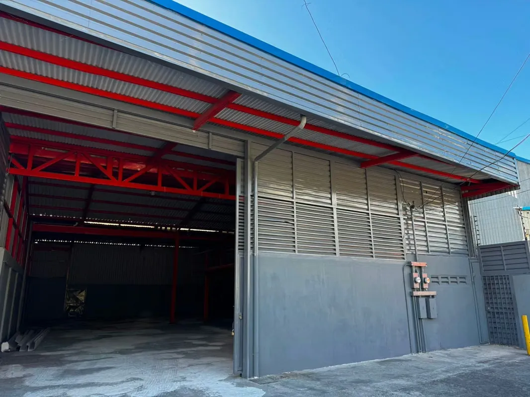 Warehouse suitable for a gym, outlet store, retail store, or product storage.