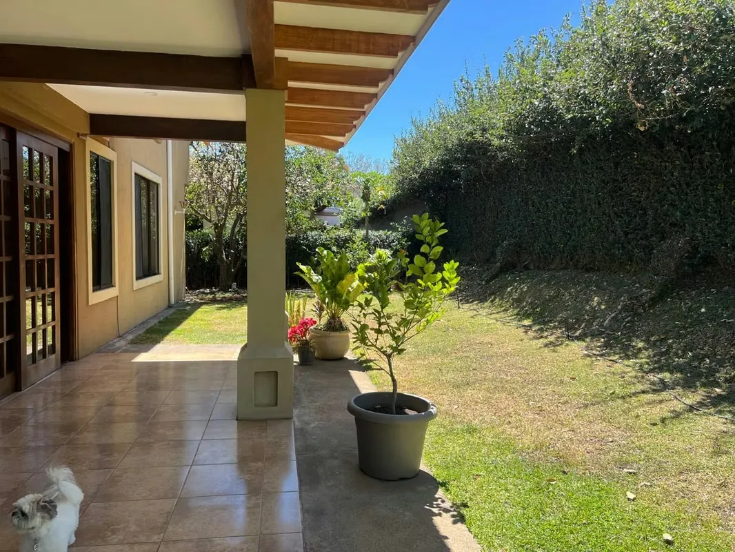 Alquiler en bella casa en precioso condominio —Santa Ana