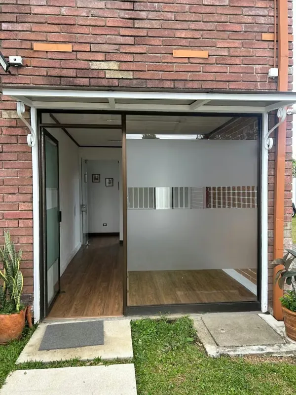 Premises for rent, ideal for a healthcare professional. 24-45