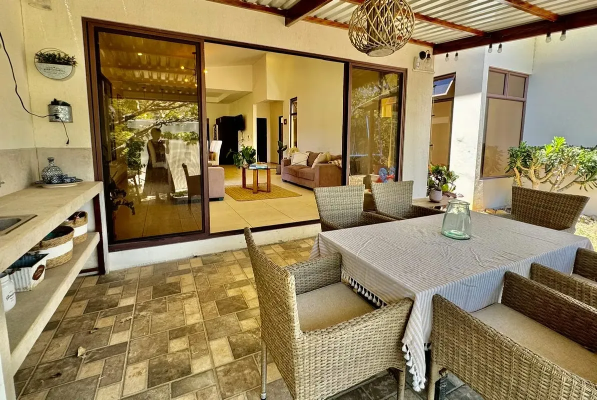 Casa de una planta con amplio jardín y apartamento independiente en Montaña Luna, Santa Ana
