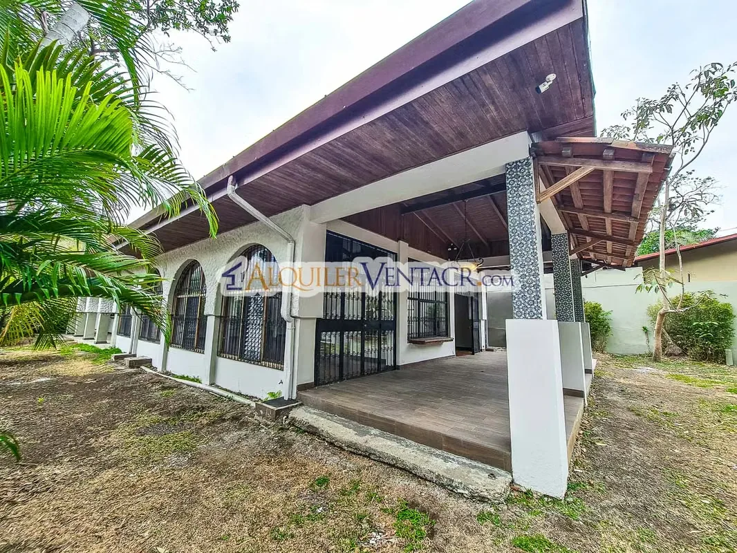 CASA DE UN NIVEL DE 479 M2 CON 984 M2 LOTE EN JABONCILLOS ESCAZU