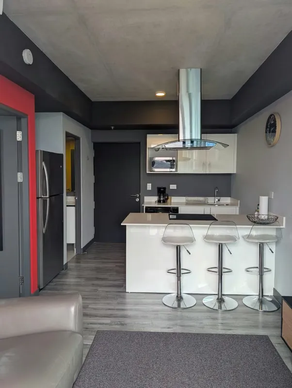 Imagina despertar cada mañana con una vista panorámica a las majestuosas montañas de San José , desde el piso 26 de tu exclusivo refugio en Cond. Secrt Sabana . Este apartamento no ...