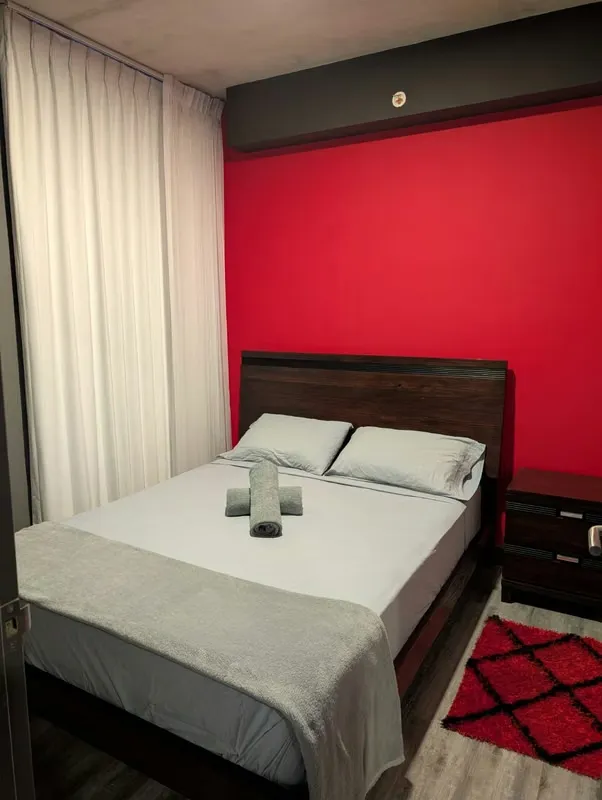 Imagina despertar cada mañana con una vista panorámica a las majestuosas montañas de San José , desde el piso 26 de tu exclusivo refugio en Cond. Secrt Sabana . Este apartamento no ... — photo 3
