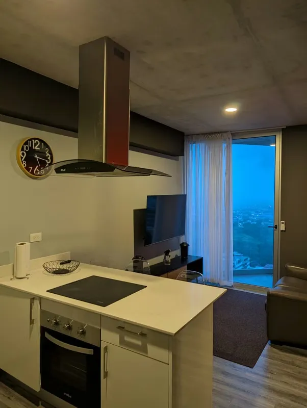 Imagina despertar cada mañana con una vista panorámica a las majestuosas montañas de San José , desde el piso 26 de tu exclusivo refugio en Cond. Secrt Sabana . Este apartamento no ... — photo 4