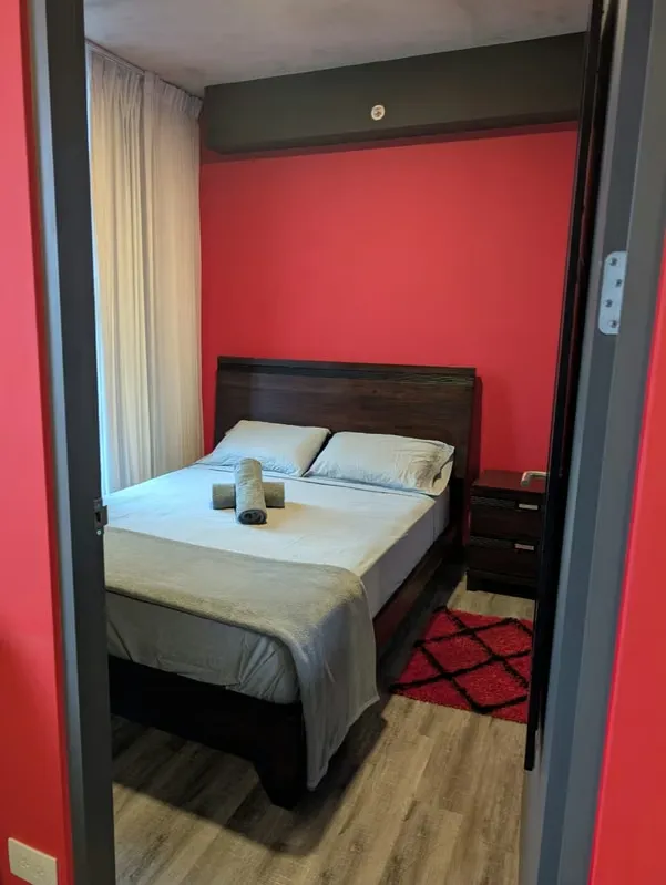 Imagina despertar cada mañana con una vista panorámica a las majestuosas montañas de San José , desde el piso 26 de tu exclusivo refugio en Cond. Secrt Sabana . Este apartamento no ... — photo 5