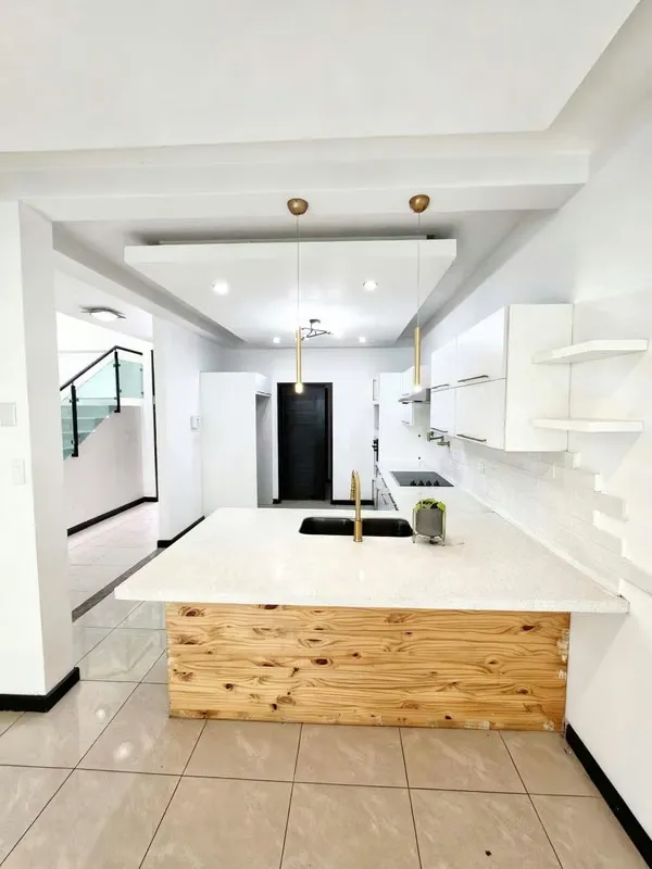Alquiler de casa en condominio de tres niveles en san rafael de Escazú