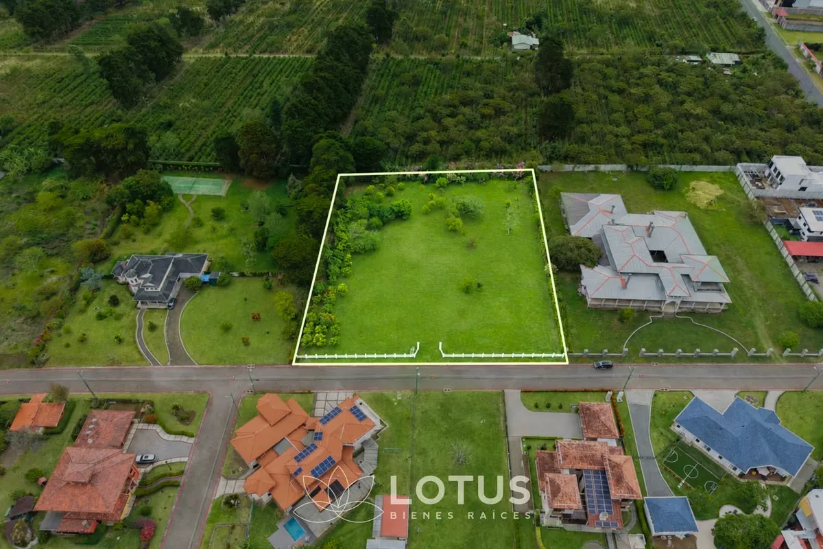 Flat lot of 7,000 m ² in Residencial Las Gemas, San Isidro de Heredia, Cód. AJ046