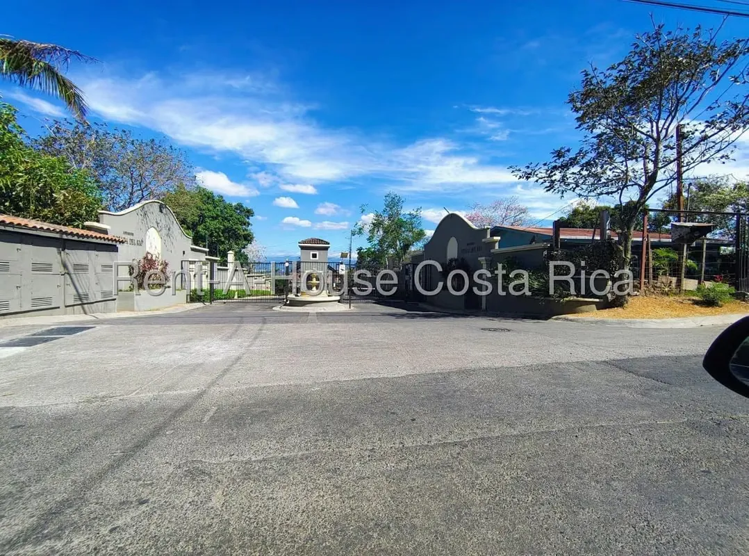Lote en Condominio Posadas del Río - La Guácima Ubicado en Las Vueltas, muy cerca del Automercado. Área: 742 m² Condominio con: Casa club Piscina Calles adoquinadas Parque infantil ...