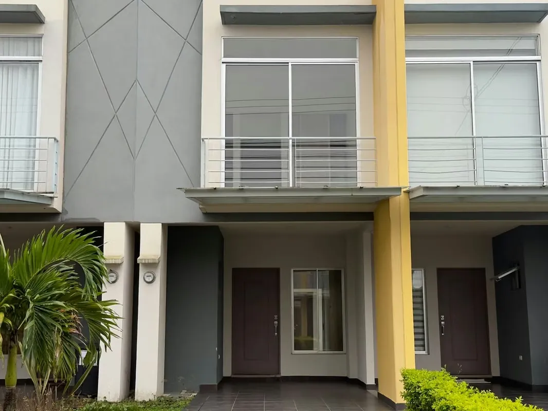 Casa en venta 2 habitaciones 2 baños 2 parqueos en San Pablo Heredia