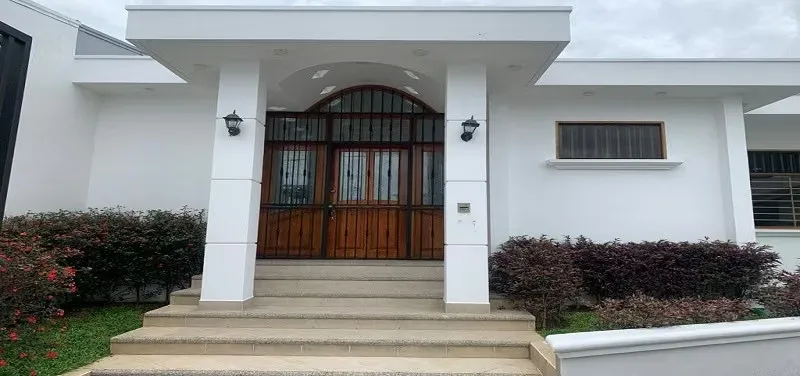 Elegant One-Floor House in Private Residencial - San Rafael de Escazú