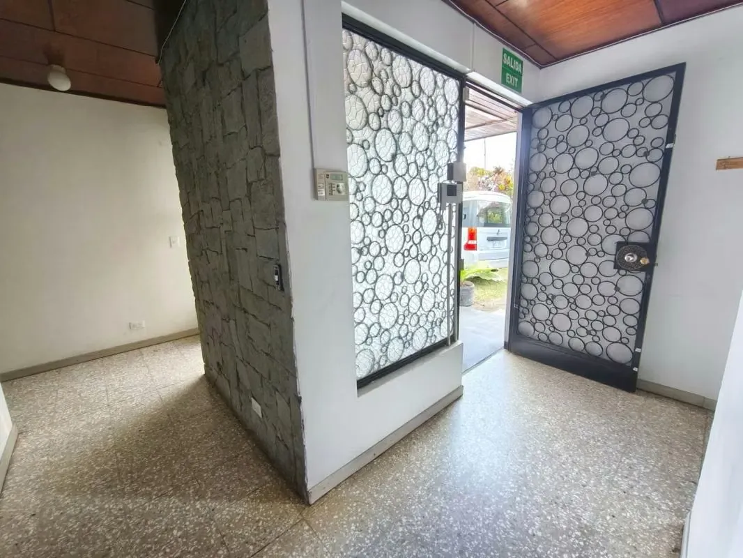 Es plano y rectangular, con una casa de una planta en buen estado y totalmente funcional. — photo 2