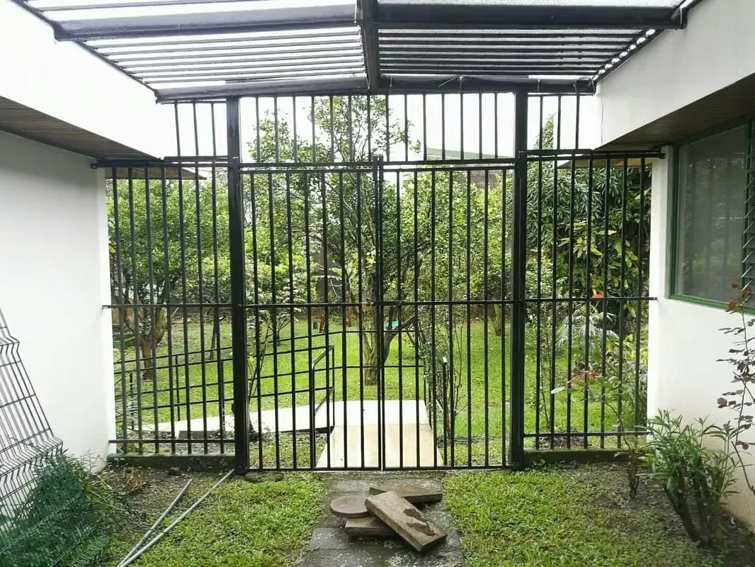 Es plano y rectangular, con una casa de una planta en buen estado y totalmente funcional. — photo 4