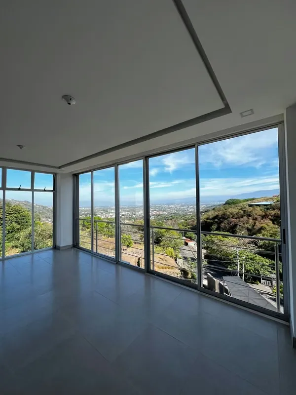 Apartamento en dos niveles, doble altura e impresionante vista al atardecer. Inigualable.