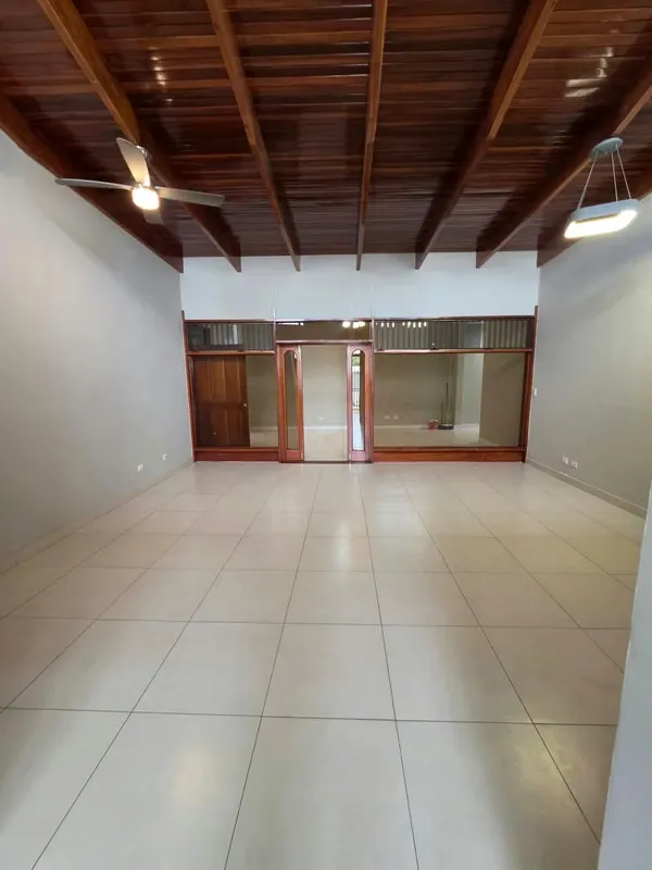 I lived with comfort, privacy and elegance in this spectacular single-floor independent house, located in private ...